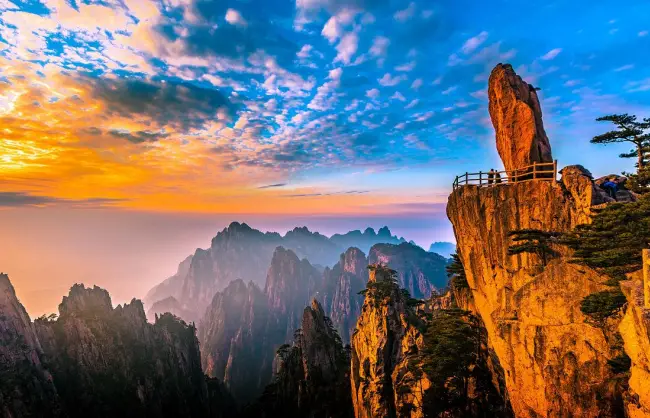 Huangshan Yellow Mountain Flying-over Rock - China Xian Tour: Private & Tailor-Made China Tours Yellow Mountain Flying-over Rock